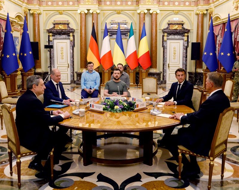 Cei patru lideri UE, primiți de Zelenski la Kiev. Iohannis, după vizita de la Irpin: „Nu există cuvinte care să descrie tragedia inimaginabilă”