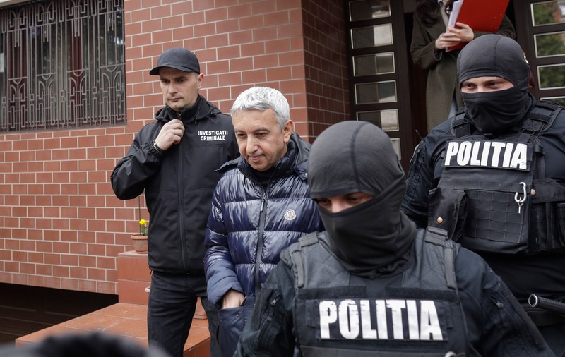 Ce obligaţii trebuie să respecte Dan Diaconescu în arestul la domiciliu. Judecătorul nu i-a impus să poarte brăţara electronică