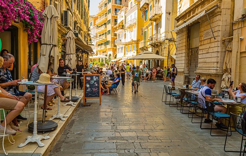 Cum sunt furați turiștii în Insula Corfu din Grecia: „Atenție! Taxe ascunse, prețuri mincinoase, facturi haotice pe care nici chelnerii nu le pot citi. Toți sunteți jecmăniți!”