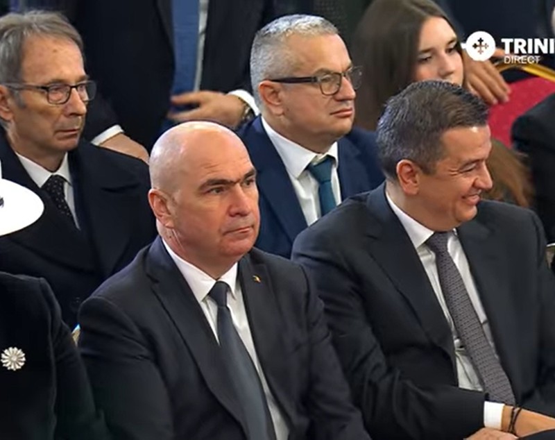 Ilie Bolojan și Sorin Grindeanu s-au ignorat reciproc în Catedrala Mântuirii Neamului după scandalurile din coaliție. Au fost așezați unul lângă altul