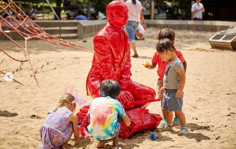 O sculptură care-l înfățișează pe Vladimir Putin vopsit în roșu și stând pe un tanc a fost amplasată într-un loc de joacă din Central Park din New York