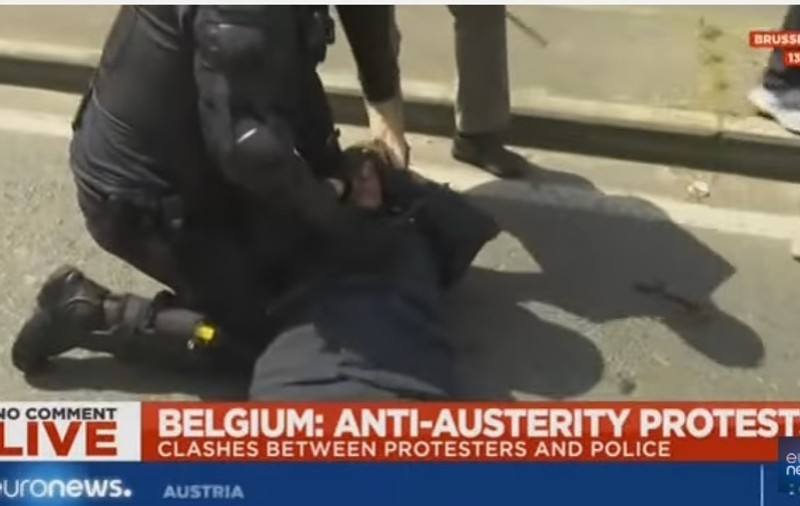 Haos la Bruxelles! Protestatarii nemulțumiți au aruncat cu petarde și fumigene! Un polițist a fost rănit, iar autoritățile au recurs la furtunuri cu apă| VIDEO