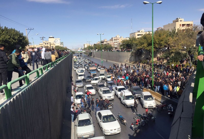 Protest în Isfahan, Iran, după majorarea prețului benzinei FOTO: EPA