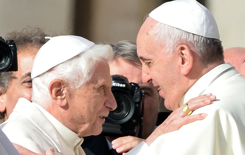 Vaticanul a anunțat când va fi înmormântat Papa Benedict. Slujba va fi oficiată de Papa Francisc