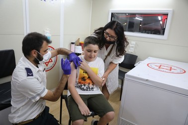 Un băiat de 12 ani, vaccinat la un centru din Tel Aviv, Israel FOTO: EPA
