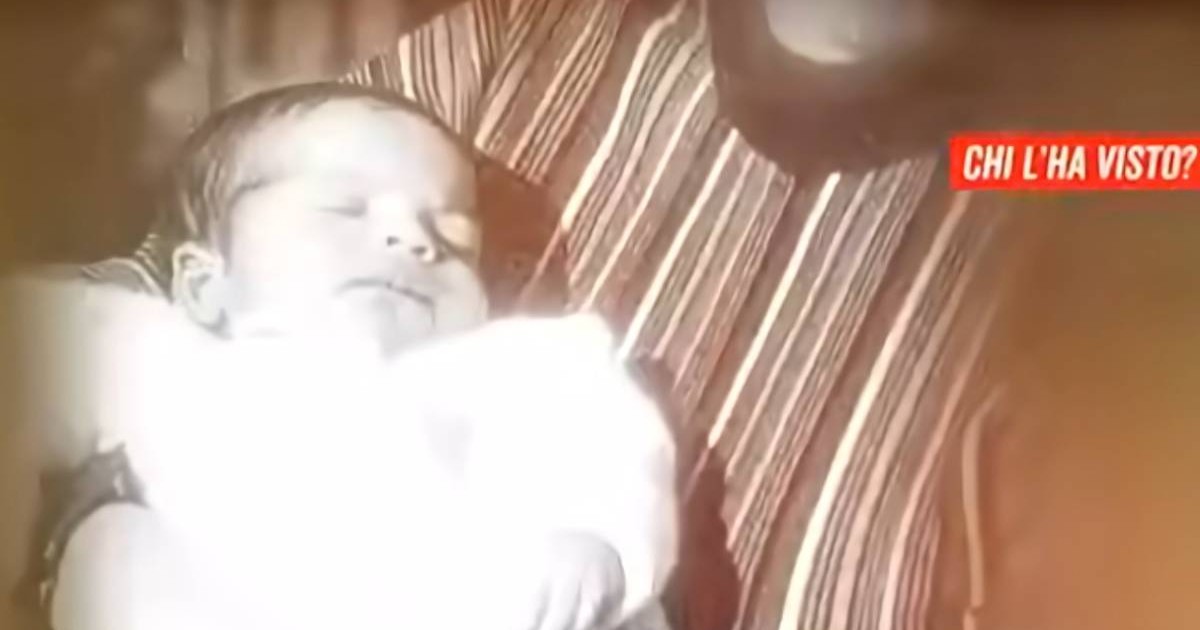 O imagine veche, sepia, prezentata in emisiunea italiana Chi l'ha Visto?, cu un bebelus care doarme in gratele mamei sale