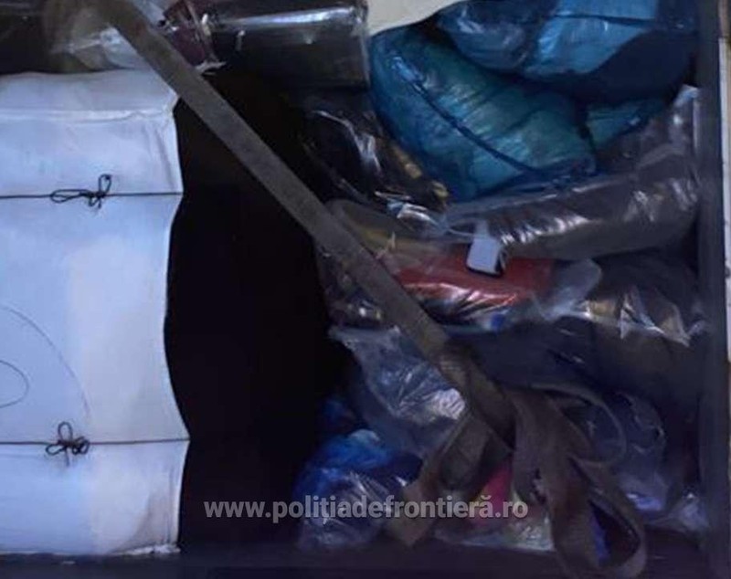 Peste 78 de tone de deșeuri din plastic, cauciucuri şi haine uzate. Produsele care erau expediate din Italia și Germania, oprite la vama Nădlac