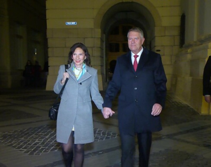 Ținutele purtate de Carmen Iohannis la slujba de Înviere și în prima zi de Paște Catolic. Detaliul care a atras atenția