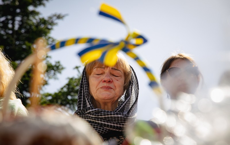 REPORTAJ. „Hrestos voskres!” Sute de refugiați s-au strâns la biserica ucraineană din Drumul Taberei: „Vom învinge, pentru că de partea noastră sunt dreptatea și pacea”