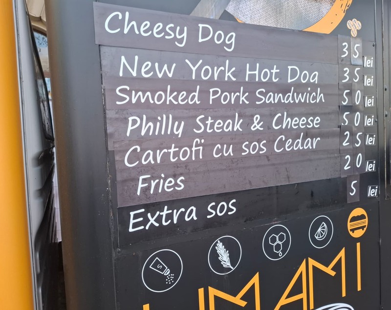 Cât costă un hotdog și o porție de cartofi cu sos cheddar la Târgul de Crăciun din Piața Universității din București. Prețul sare de 50 de lei