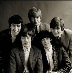 Mick Jagger (stânga, jos) și Charlie Watts (primul din dreapta), într-o fotografie de arhivă din 1965. Foto: Profimedia