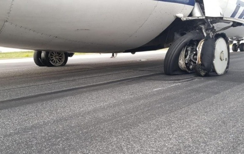 Incident grav la o aterizare pe Aeroportul Otopeni. Pneurile unui avion au explodat