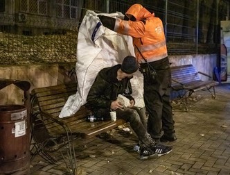 Noaptea pe stradă, voluntarii Carusel le dau pături și ceaiuri oamenilor fără adăpost. Foto: Eli Driu / Libertatea