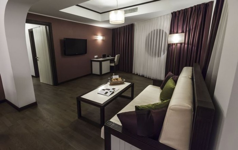 FRF l-a cazat pe Christoph Daum la un hotel ascuns într-o fundătură. Asta vede antrenorul german din cameră | FOTO