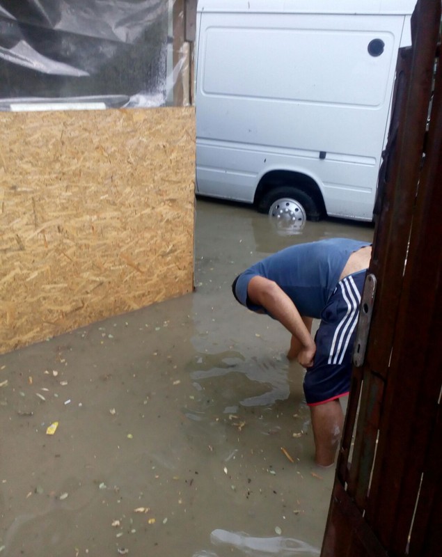 Inundații la Mizil. Cel puțin 12 gospodării au fost inundate