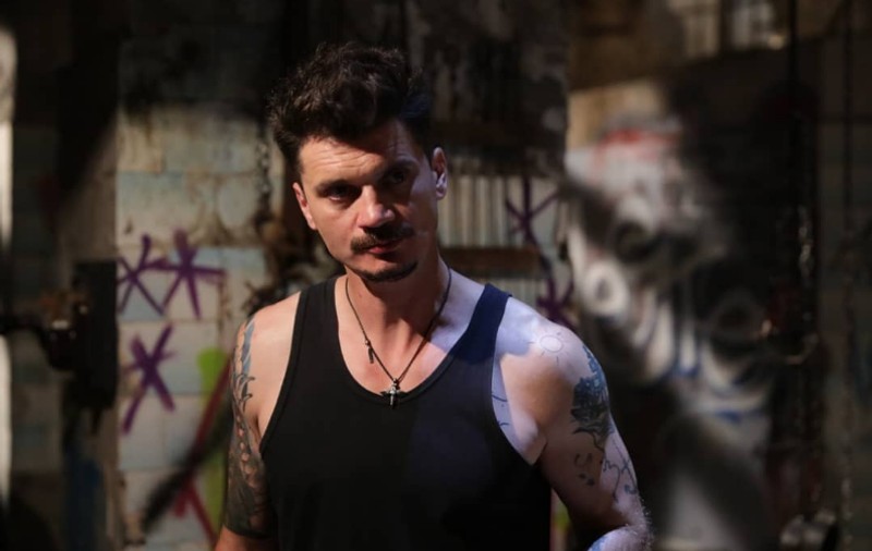 INTERVIU. Actorul Emilian Oprea, despre spectacolul „Exil” și traumele unor generații: „Nu-i voi spune niciodată unui tânăr de 20 de ani să rămână în România”