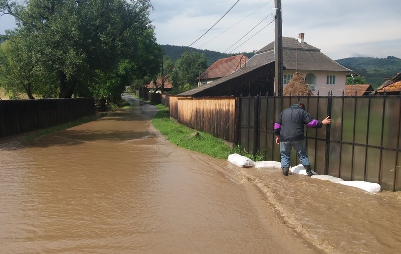 Zeci de gospodării, afectate de inundații în județul Alba. Mai multe drumuri au fost blocate de aluviuni