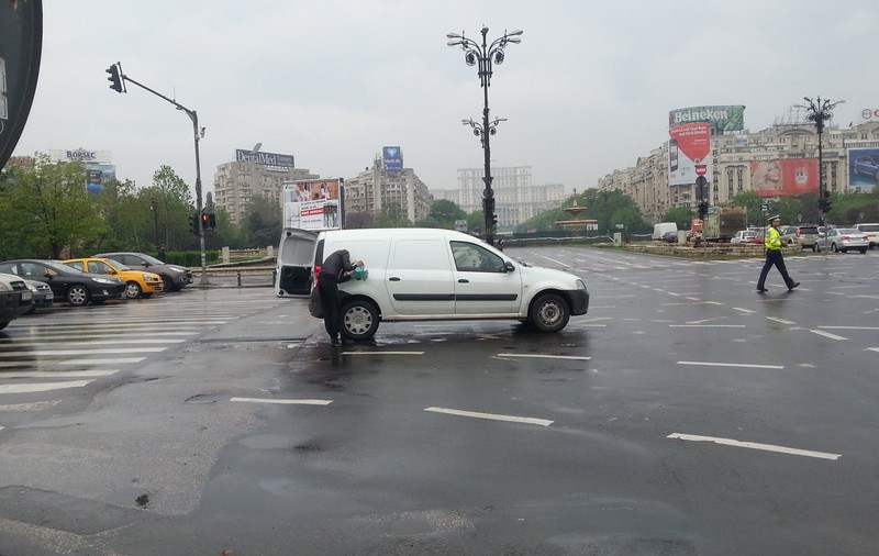 De necrezut! A rămas în "pana prostului" FIX în CENTRUL BUCUREŞTIULUI | FOTO