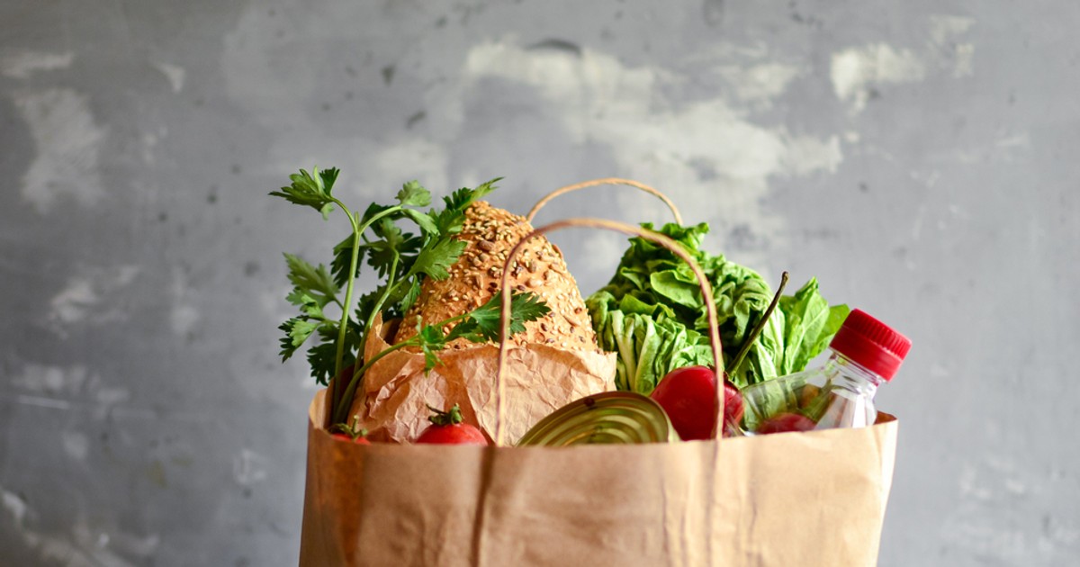 Programul Freshful pe 30 noiembrie şi 1 decembrie 2023 - Imagine cu o pungă de hârtie plină cu produse alimentare