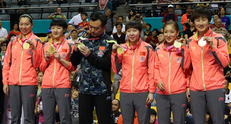 epa05197312 China's women's table tennis team pose with their medals after winning the women's final match of the 2016 ITTF World Team Table Tennis Championships in Shah Alam, Malaysia, 06 March 2016. EPA/AHMAD YUSNI