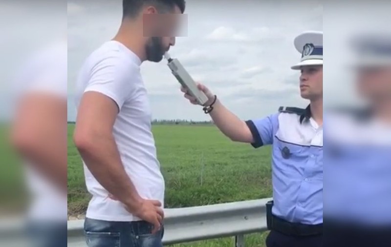 Un șofer băut a leșinat în timp ce sufla în etilotest pe autostrada A3 București-Ploiești. Ce alcoolemie avea bărbatul / VIDEO