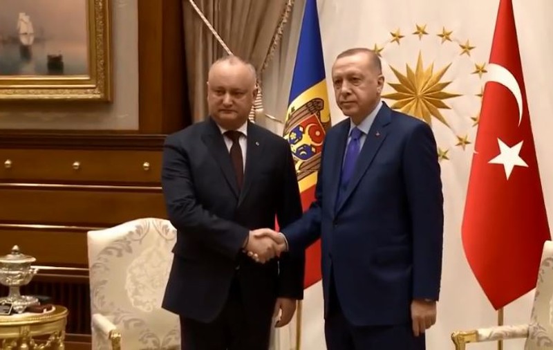 Înțelegeri secrete între Dodon și Erdogan. Moldova expulzează profesori turci, în timp ce România îi protejează