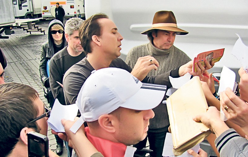 Nicolas Cage a împărţit autografe cu nemiluita
