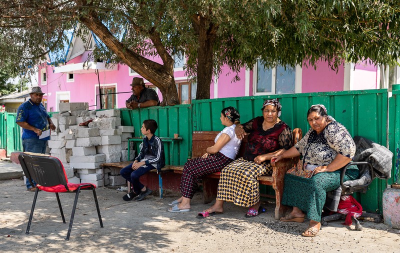 În Murgeni, jandarmii vin şi pleacă, bulibaşa rămâne. Statul român face paradă de forţă într-un oraş pe care l-a abandonat în toate celelalte privinţe