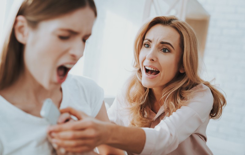 IN A RELATIONSHIP | Ajută-ți copilul să nu devină victima abuzului sau a exploatării sexuale! Ghid pentru discuțiile dintre părinți și copii despre relațiile de dragoste