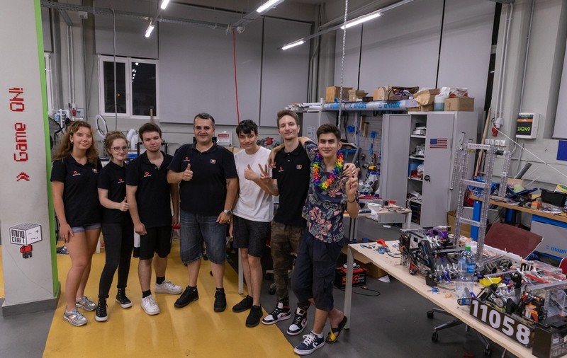 O echipă de robotică creată într-un garaj din Voluntari a câștigat campionatul din SUA: „Ajungeam acasă la 4 dimineața și la 7 mă trezeam pentru liceu”