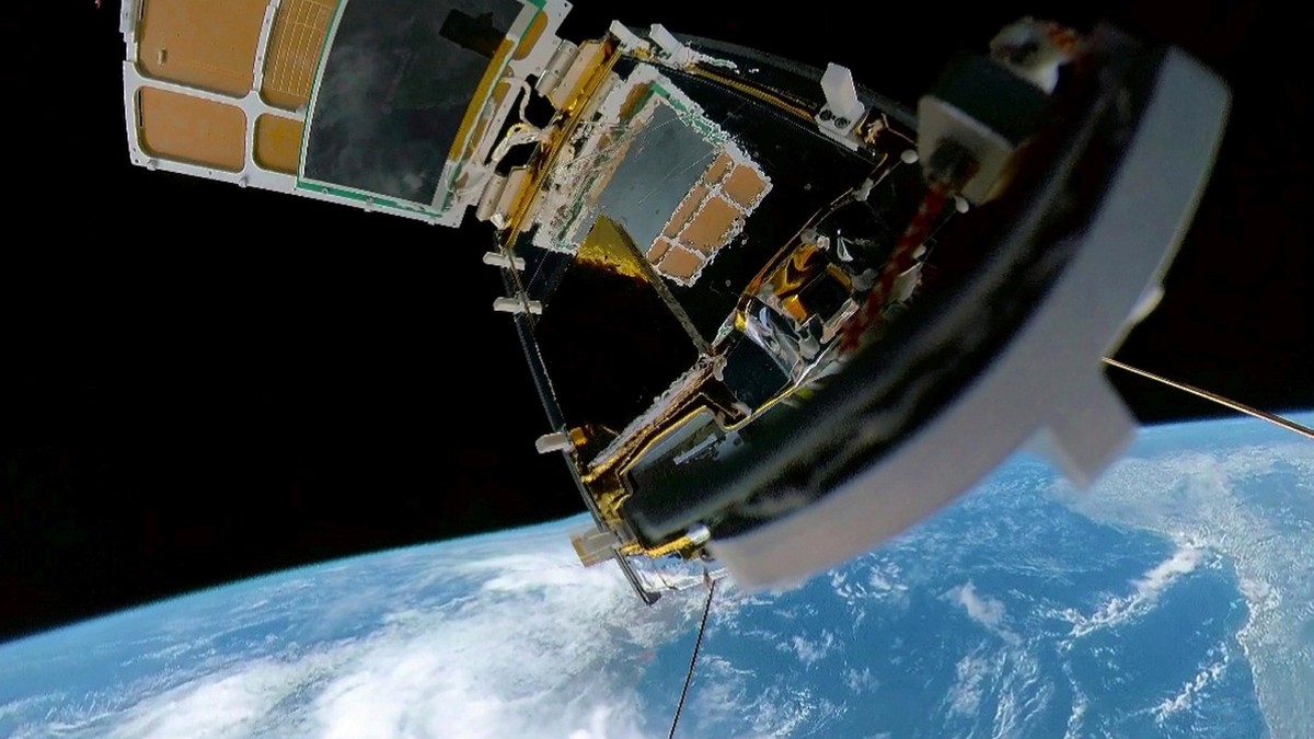 Satelit care orbitează deasupra Pământului