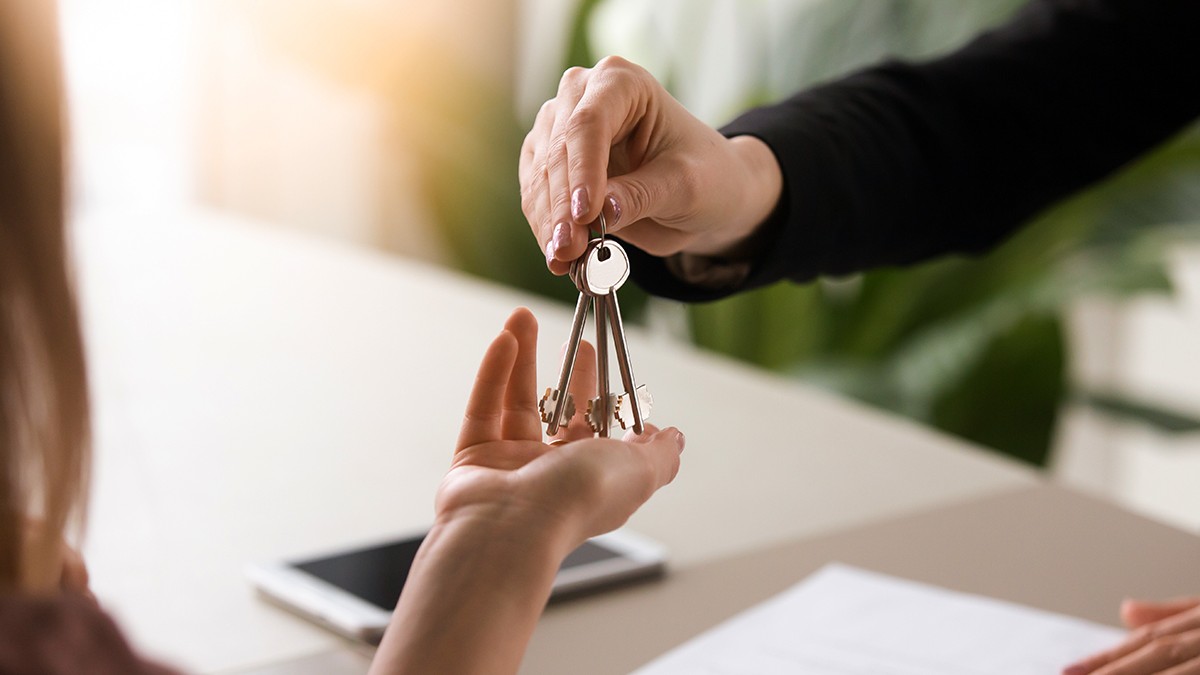 Ce presupune noua lege a dării în plată. Când poți da băncii locuința ca să scapi de datorii. Predarea cheii la semnarea actelor