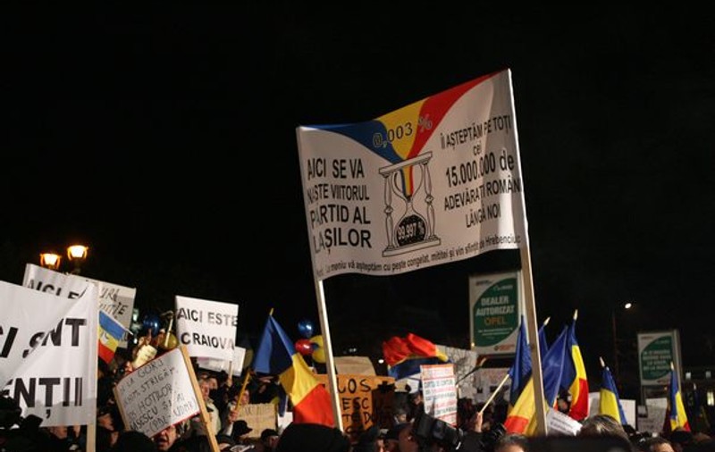 PROTESTE, ZIUA A ŞASEA | Protestele continuă, Ministrul Traian Igaş a venit la Universitate
