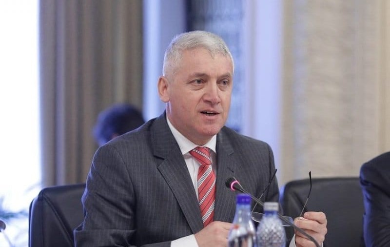 Adrian Țuțuianu, criticat de un tânăr din Pro România, după ce a pus eticheta partidului pe munca asociației care a ridicat o casă pentru “fetițele din hambar”: Nu e normal așa ceva
