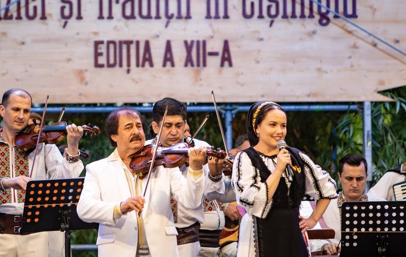 EXCLUSIV/ Nicoleta, soția lui Gheorghe Zamfir, s-a întors pe scenă. De doi ani era în ”luna de miere”!