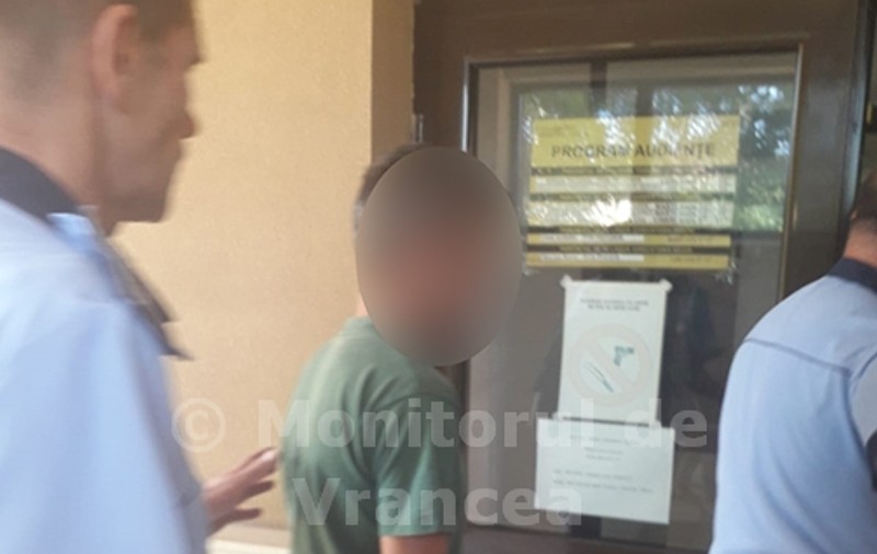 Bărbat din Vrancea arestat pentru relații sexuale cu nepoata minoră. Oroarea s-a produs în livadă