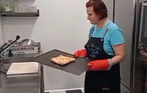 Lorena, românca din Zaragoza care i-a cucerit pe spanioli cu plăcintele sale. Sursă foto: Captură video /Observator News.