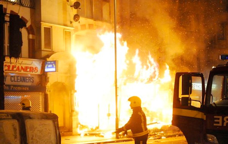 Un român a salvat o tânără care a sărit dintr-o clădire incendiată din Londra