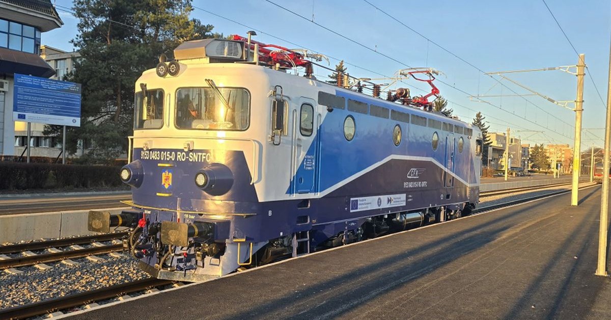 O locomotivă modernizată la Brașov este pe șine