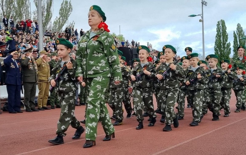 Paradă militară a grădinițelor, pe un stadion dintr-un oraș rusesc din apropierea Ucrainei, pe coasta Mării Azov