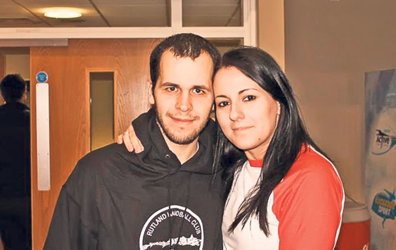 Ei îi învaţă să joace handbal pe englezi