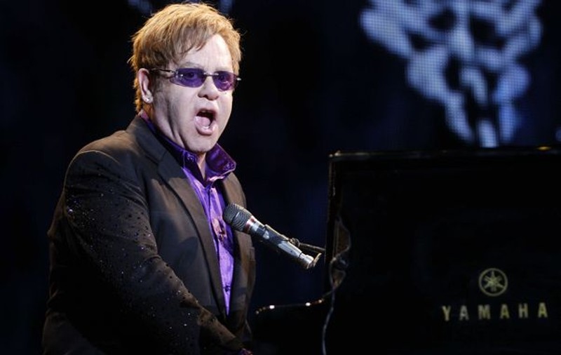 Elton John recunoaște: "Am consumat la fel de multă cocaină ca Whitney Houston. Mă mir că nu am murit"