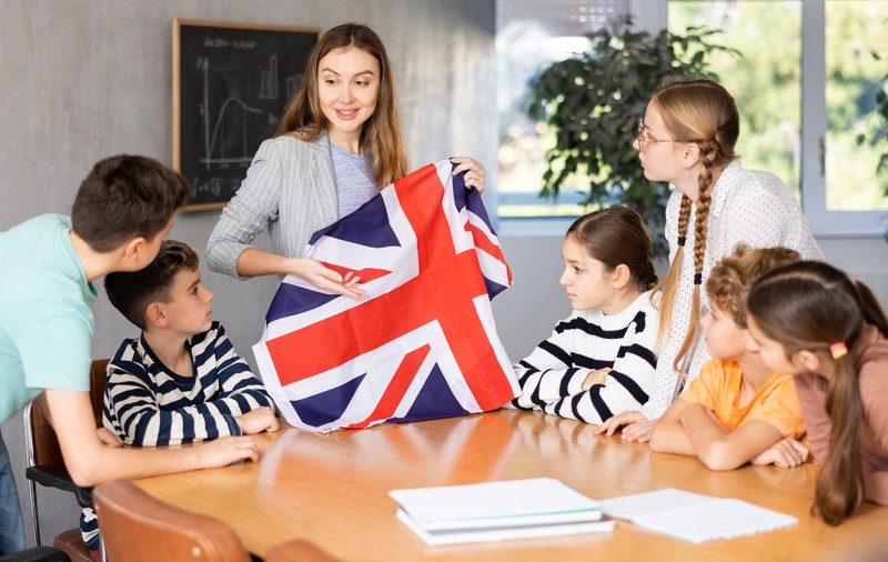 Cum se face școala în Marea Britanie. Româncă stabilită la Londra: „Copiii învață să-și răspundă singuri la întrebări”