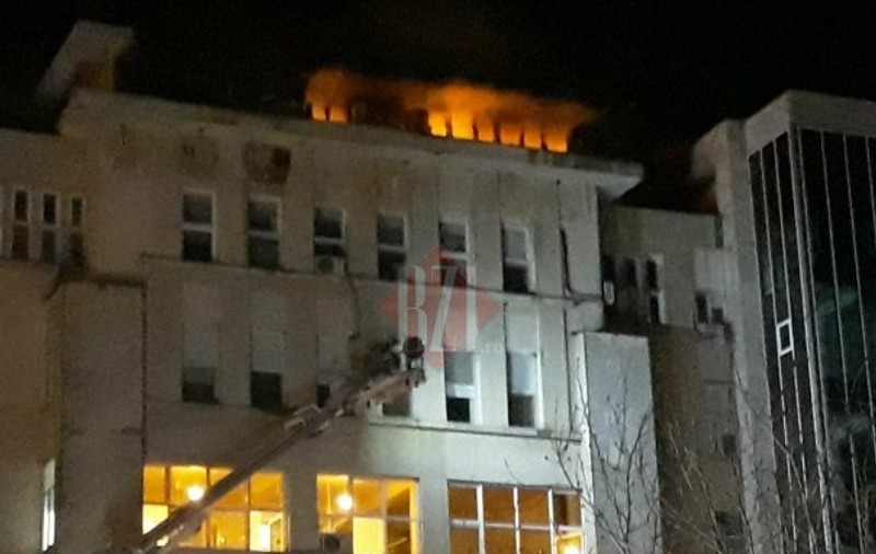 VIDEO/ Incendiu la Spitalul de Boli Cardiovasculare din Iași. Acoperișul a luat foc, pacienții au fost evacuați