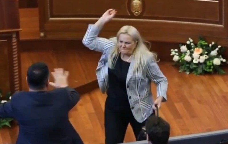 O deputată din opoziție a atacat cu ouă premierul interimar. Haos în Parlamentul din Kosovo: „Să vă fie rușine!”