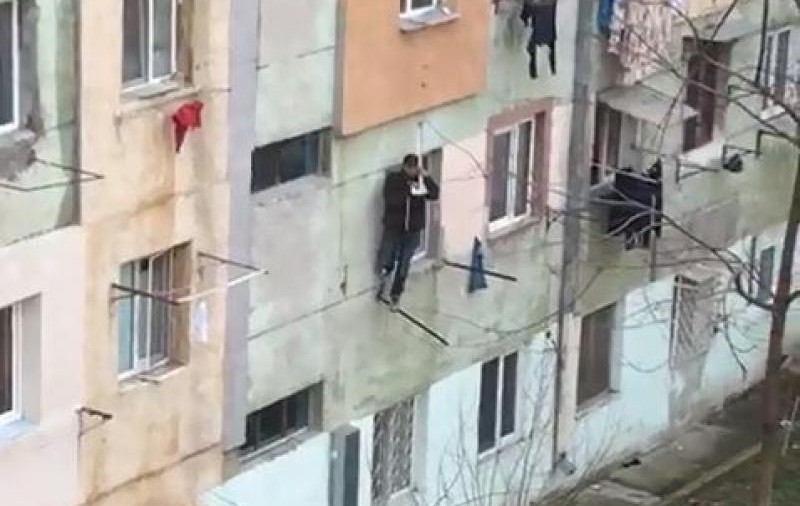 S-a prins de sârmele pentru rufe, după ce a căzut de la etaj în Tulcea