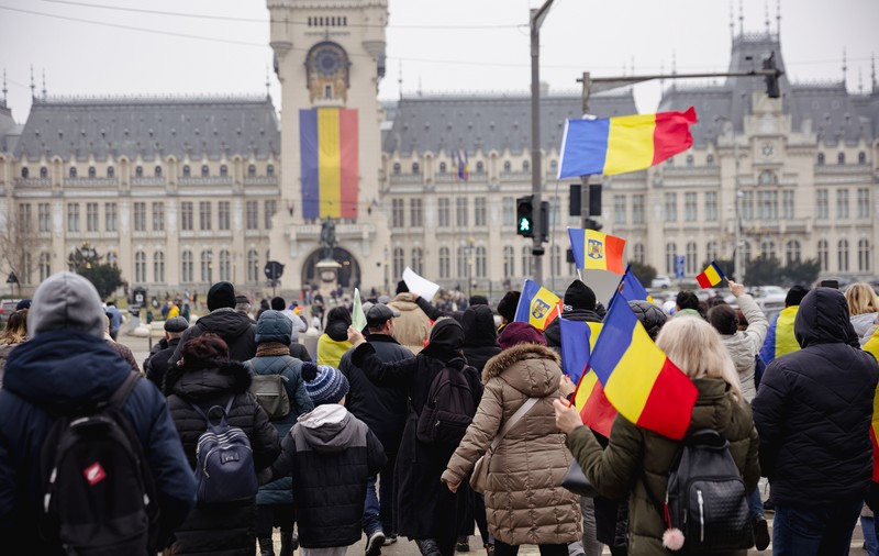 Ziua Unirii în imagini la Iași: câteva mii de oameni s-au bucurat de „sârba moldovenilor” și au fluierat puținii politicieni prezenți | Fotoreportaj