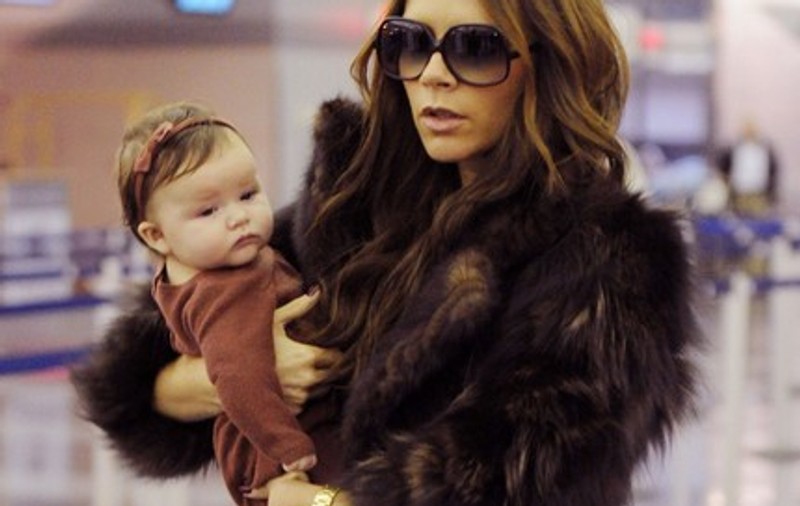 Care-i mai trendy, mama sau fiica?  Harper Seven o concurează pe Victoria cu ținute la modă | FOTO
