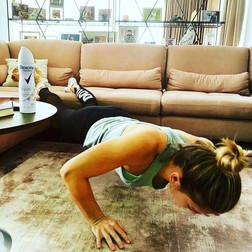 Simona îndeamnă oamenii să facă mișcare acasă. ”Cine a zis că o canapea e bună doar ca să stai pe ea? Alături de Rexona am decis să fiu creativă și să fac mișcare în orice colț al casei. Deci start și tu pentru cei #5000depasipezi de la tine de acasă!”