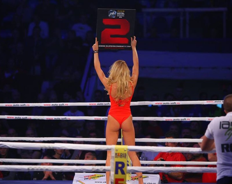 În ring când au intrat, spectatorii s-au înfierbântat! Fetele sexy din preajma băieţilor duri din Superkombat / GALERIE FOTO HOT